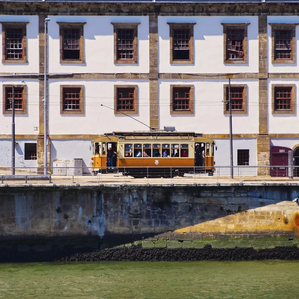 Gammal spårvagn i porto — Stockfoto