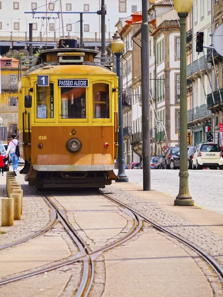 Gammal spårvagn i porto — Stockfoto