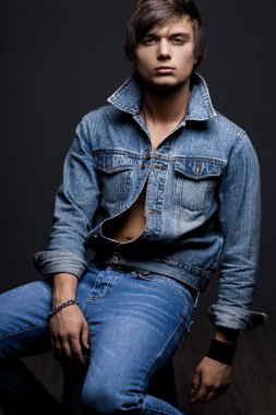 genç adam bir gömlek