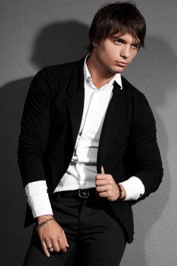 Takım elbiseli genç adam.