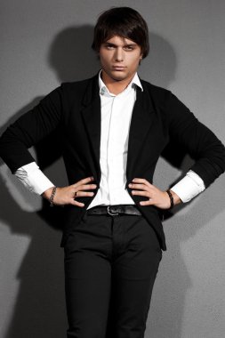 Takım elbiseli genç adam.