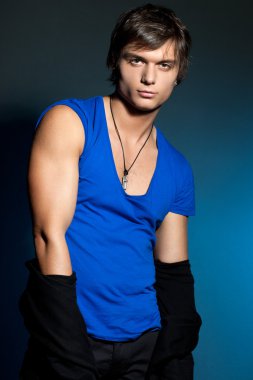 mavi gömlekli genç adam