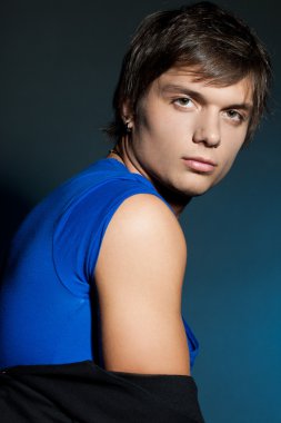 mavi gömlekli genç adam