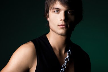 genç adam bir yelek