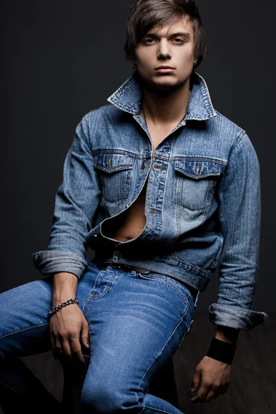 genç adam bir gömlek