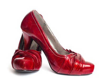 Beyaz arka planda izole edilmiş kadınsı ayakkabılar