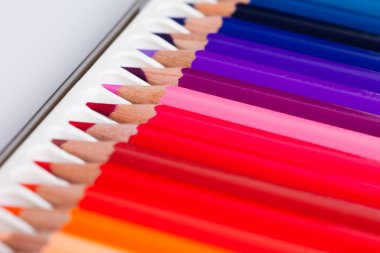 üst üste çok renkli kalemler