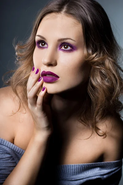 Elegante modische Frau mit violettem Gesicht — Stockfoto