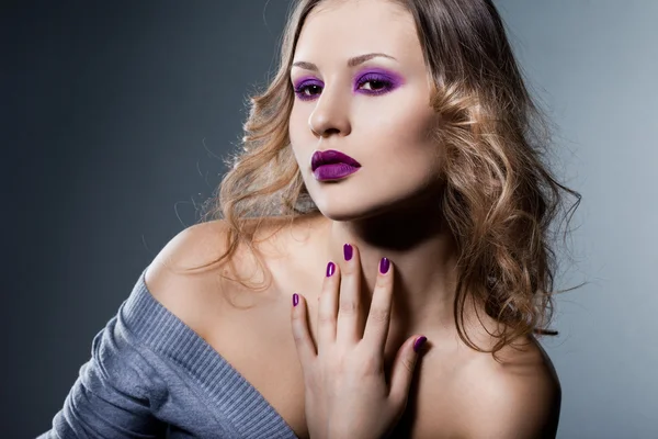 Elegant fashionable woman with violet visage — Stock Photo, Image