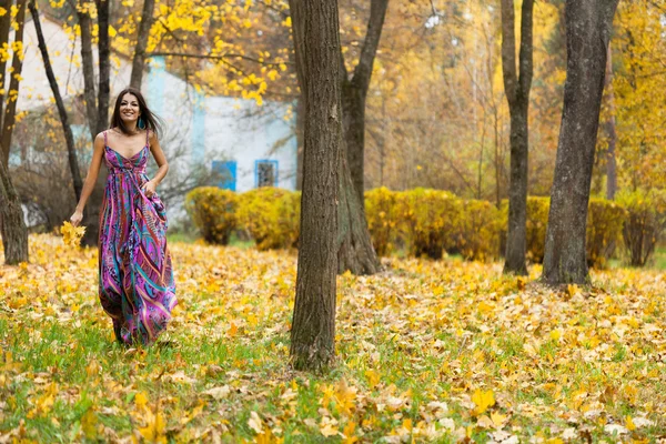 शरद ऋतु में पीले पत्तियों वाली महिला — स्टॉक फ़ोटो, इमेज