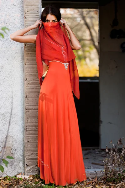 Femme en robe orange à la nature — Photo