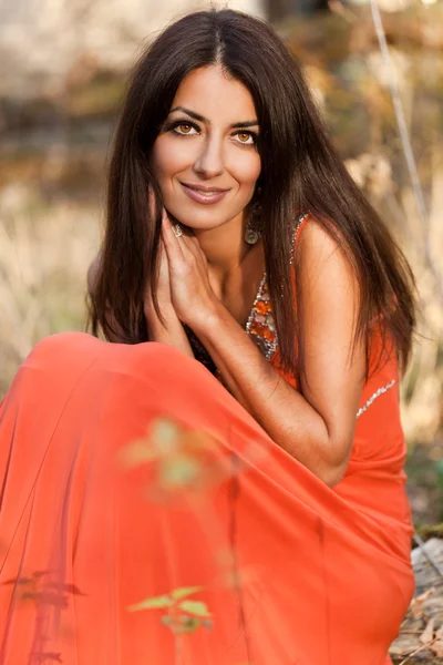 Femme en robe orange à la nature — Photo