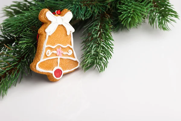 Рождественское украшение елкой на сером — стоковое фото