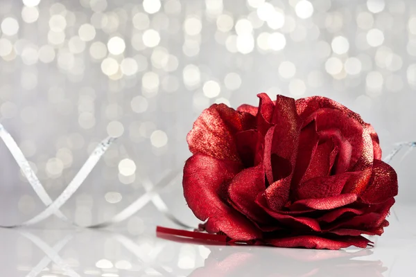 Rudá růže s slavnostní pozadím — Stock fotografie
