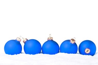 Beyaz arka plan üzerinde izole kar ile Noel dekorasyon