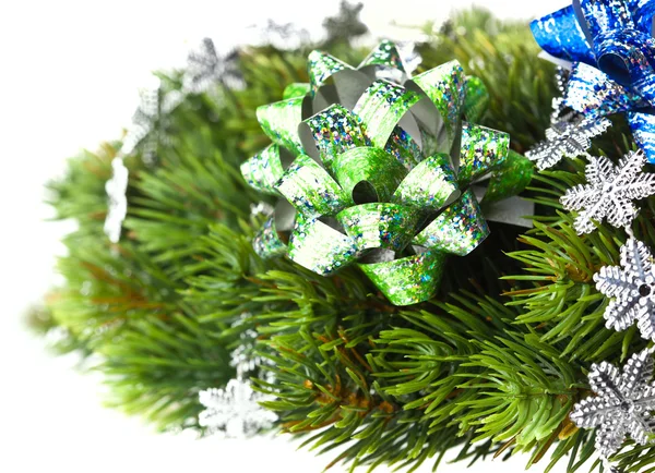 Tak van kerstboom met strik — Stockfoto