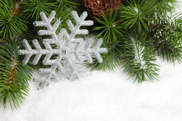 Ramo da árvore de Natal com floco de neve — Fotografia de Stock