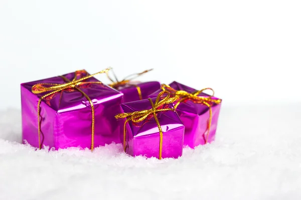 Muchas cajas de regalo en la nieve —  Fotos de Stock