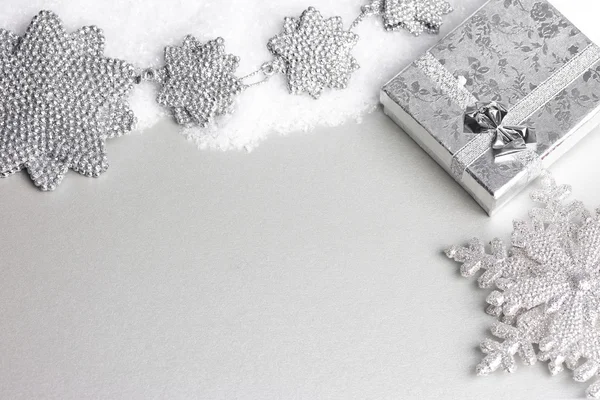 Gift box in snow with snowflake — Stock Photo, Image