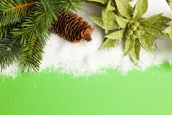 Gren av julgran med tallkotte och julstjärna — Stockfoto