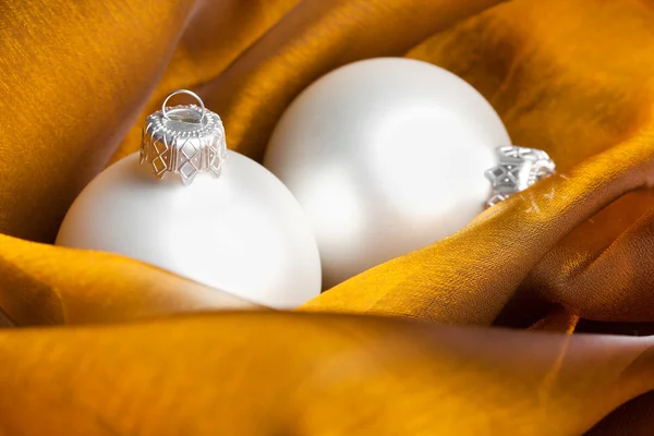 Рождественские украшения на золотом шелке — стоковое фото