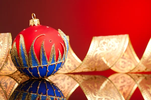 Bolas de decoración de Navidad con cinta — Foto de Stock