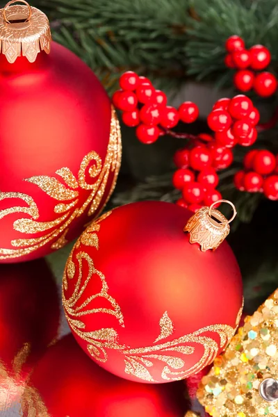 Jul dekoration bollen med Europeiska holly — Stockfoto