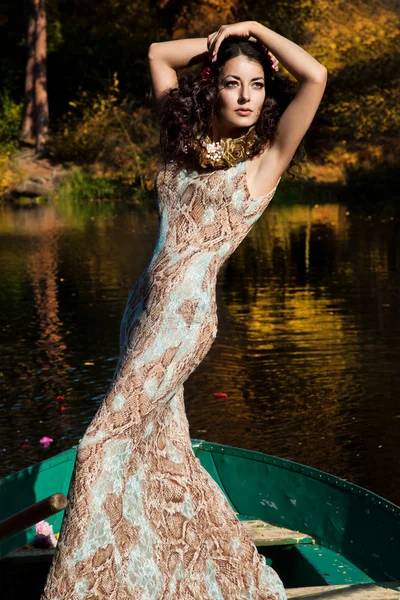 Mulher em um barco no outono — Fotografia de Stock