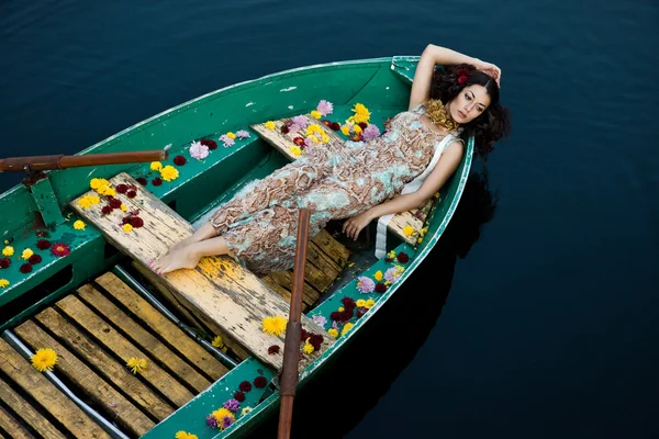 Kadın bir tekne Güz — Stok fotoğraf