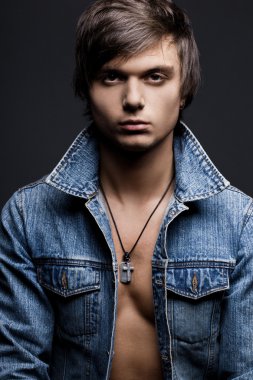 genç adam bir gömlek