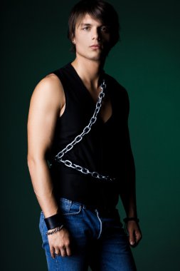 genç adam bir yelek