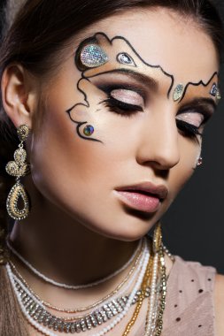 Sanatsal görünüşlü şık bir kadın.