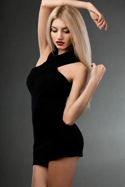 Vacker kvinna i svart klänning — Stockfoto