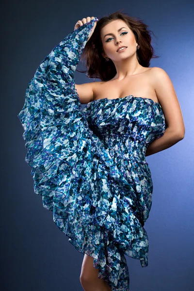 Gyönyörű nő kék ruhában — Stock Fotó