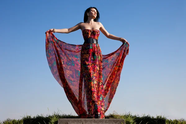 Belle femme en robe rouge — Photo