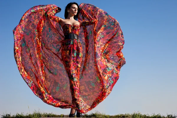 Hermosa mujer en vestido rojo —  Fotos de Stock