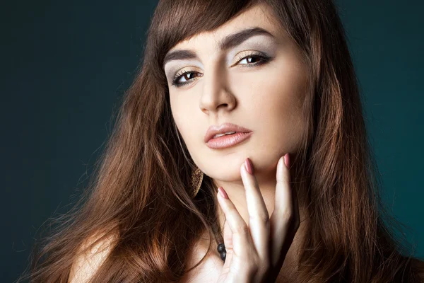 Hermosa mujer de moda sobre fondo azul — Foto de Stock