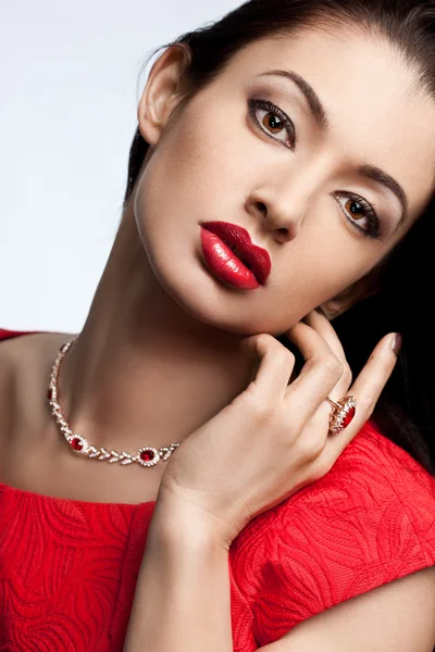 Hermosa mujer con joyas de plata — Foto de Stock