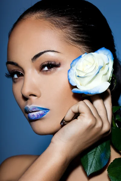 Mooie vrouw met blauwe roos — Stockfoto