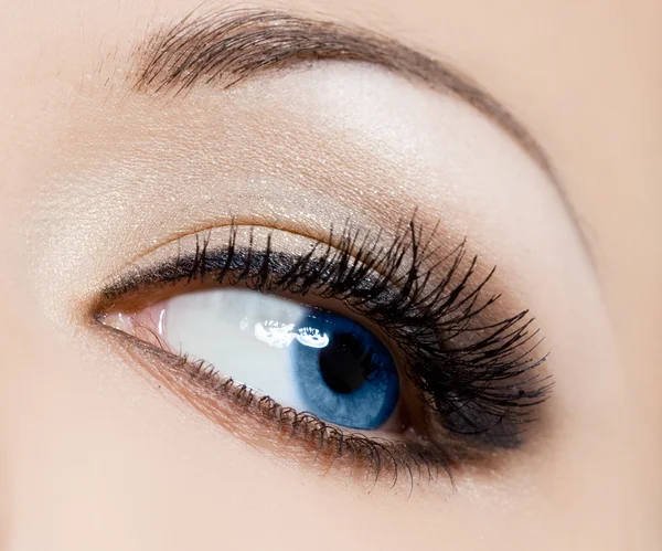 Close-up of beautiful womanish eye — Stock Photo, Image