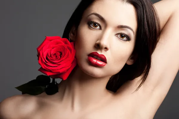 Красива жінка з червоною трояндою — стокове фото