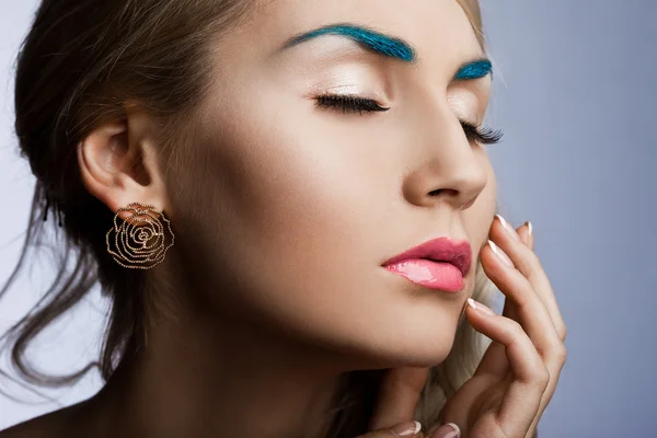 Hermosa mujer de moda con rostro artístico —  Fotos de Stock