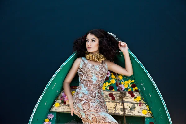 Frau auf einem Boot im Herbst — Stockfoto