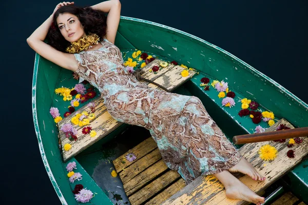 Mulher em um barco no outono — Fotografia de Stock