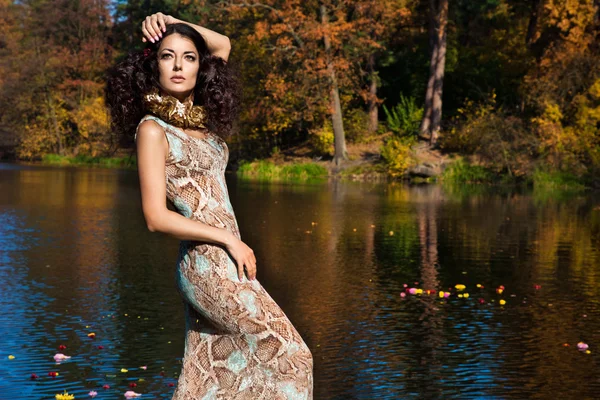 Femme sur un bateau à l'automne — Photo