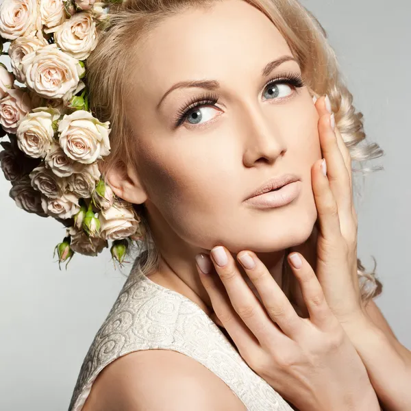 Eleganckie modne kobiety z kwiatami — Zdjęcie stockowe