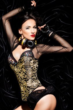 Kız dj kulaklık ile müzik dinler