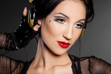 Kız dj kulaklık ile müzik dinler
