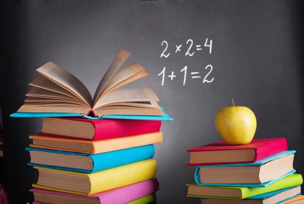 Libros en el fondo de la junta escolar — Foto de Stock