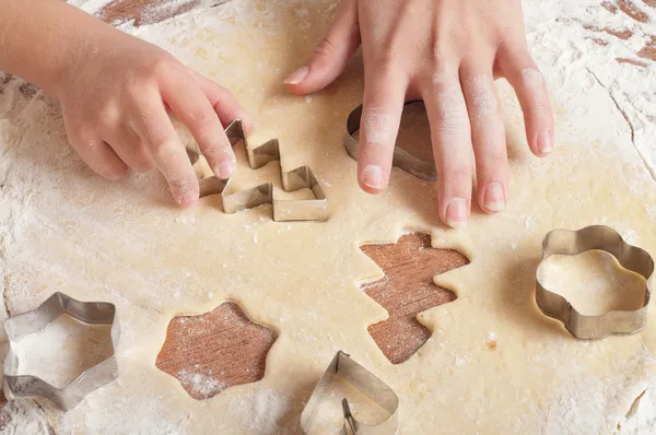 Meninas e mãe cortando biscoitos, apenas as mãos — Fotografia de Stock